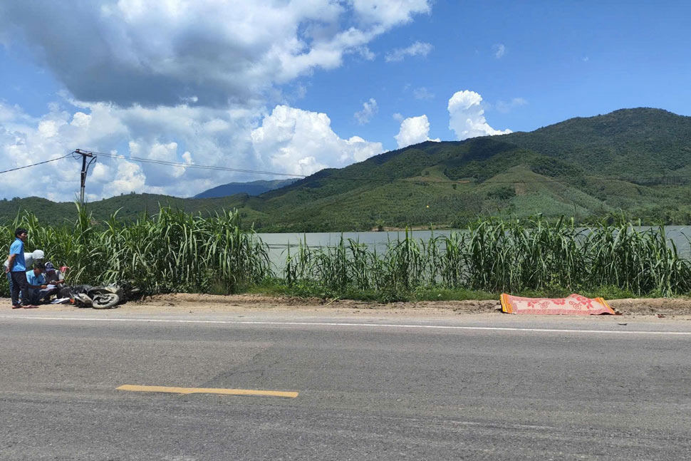 Hiện trường vụ tai nạn khiến người đàn ông ở Gia Lai tử vong tại chỗ. Ảnh: Quang Bát