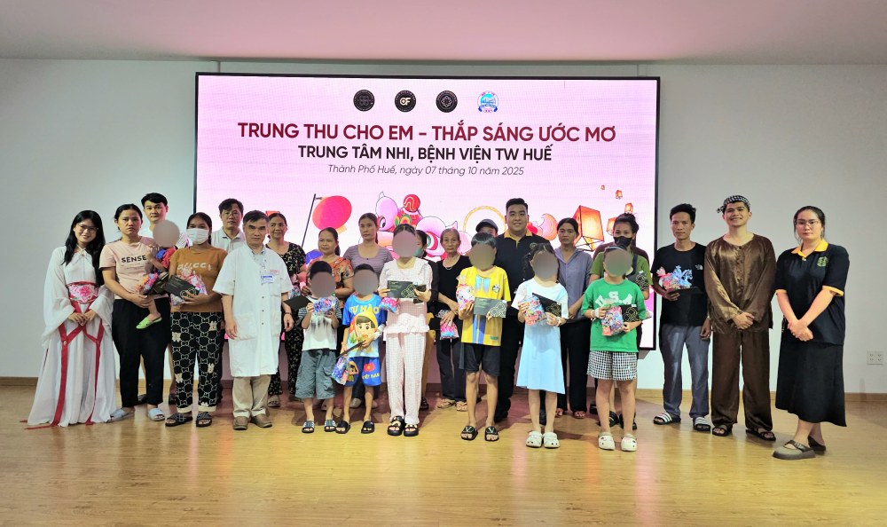 Bringing Mid-Autumn Festival to children at Hue Central Hospital. Photo: Nguyen Luan