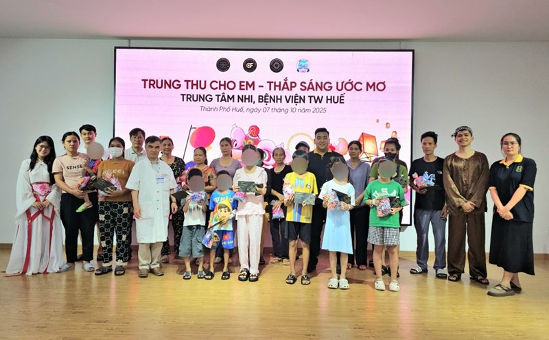 Bringing Mid-Autumn Festival to children at Hue Central Hospital. Photo: Nguyen Luan