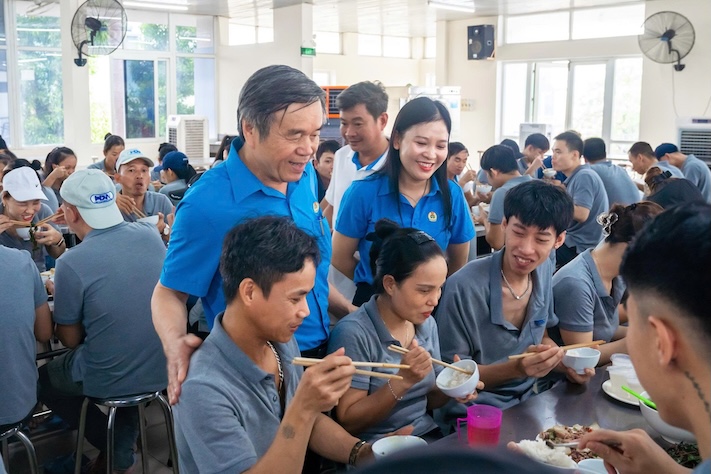 Mr. Nguyen Tien Hau, Chairman of the Trade Union of Hue Textile and Garment Joint Stock Company (blue shirt, standing) - an advanced example in the emulation movement of the Vietnam Textile and Garment system. Photo: CDDM
