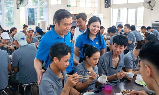 Ông Nguyễn Tiến Hậu,  Chủ tịch Công đoàn Công ty CP Dệt may Huế (áo xanh, đứng) - một điển hình tiên tiến trong phong trào thi đua của hệ thống Dệt may Việt Nam. Ảnh: CĐDM