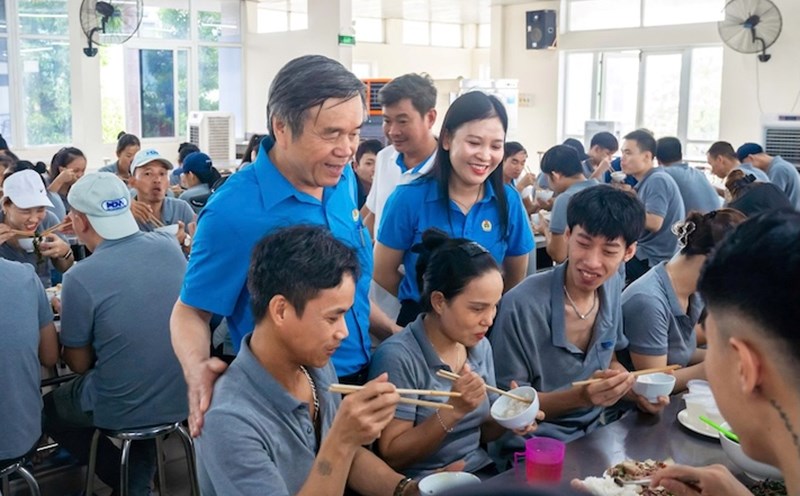 Mr. Nguyen Tien Hau, Chairman of the Trade Union of Hue Textile and Garment Joint Stock Company (blue shirt, standing) - an advanced example in the emulation movement of the Vietnam Textile and Garment system. Photo: CDDM