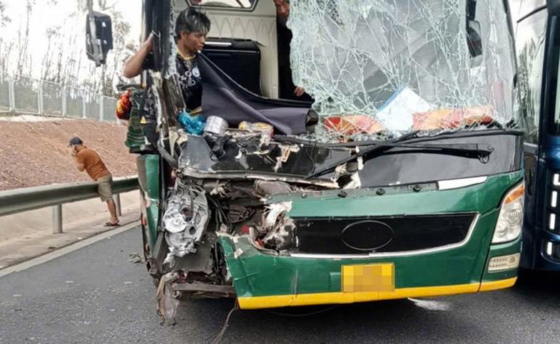 The passenger bus behind collided with a tractor-trailer on the Ham Nghi - Vung Ang Expressway. Photo: Duc Tuan.