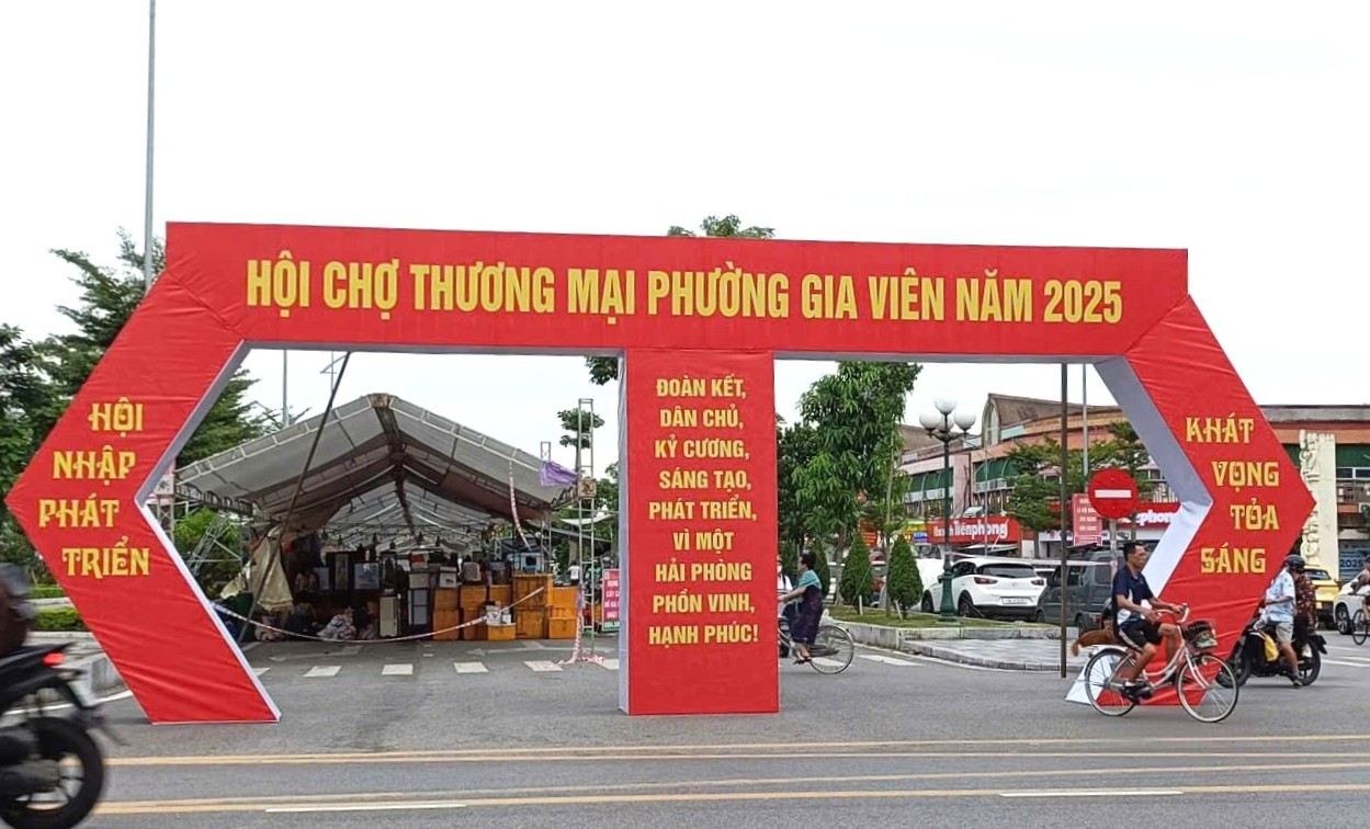 하이퐁 푸엉지아비엔 브리지 2025년 상업 축제 개막 행사 연기. 사진: 마이중