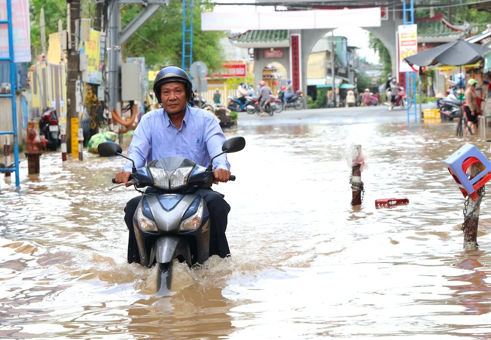 Tai gan khu vuc Cho Binh Thuy, nuoc dang cao gan nua banh xe.