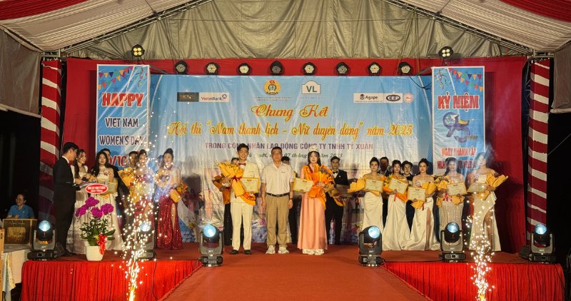 Ban To chuc trao giai Ba cho cac thi sinh xuat sac tai dem chung ket Hoi thi Nam Thanh Lich, Nu Duyen Dang nam 2025.