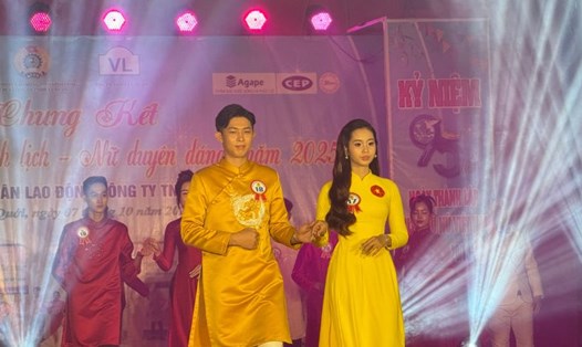 Các công nhân tự tin trình diễn trang phục trong đêm chung kết Hội thi Nam Thanh Lịch, Nữ Duyên Dáng năm 2025. Ảnh: Hoàng Lộc