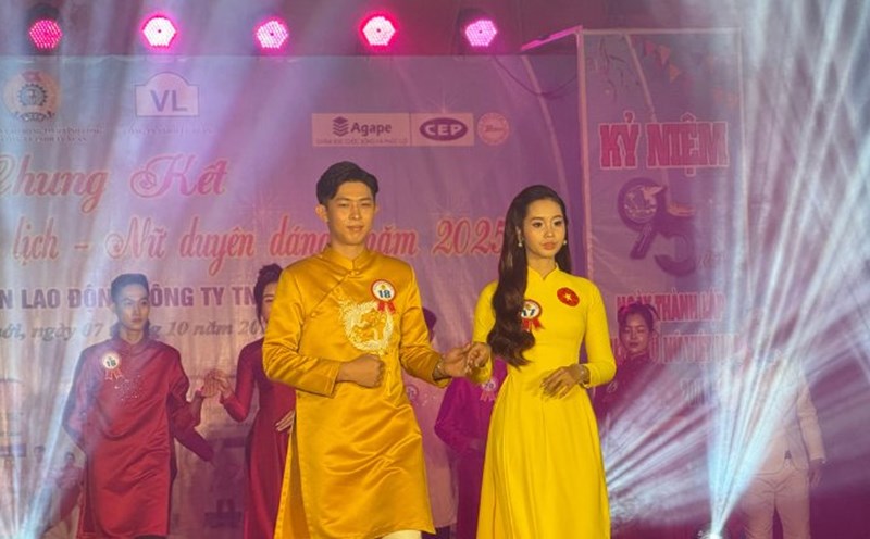 Workers confidently performed in costumes in the final night of the 2025 Nam Thanh Lich and Nu Duyen Dang Competition. Photo: Hoang Loc
