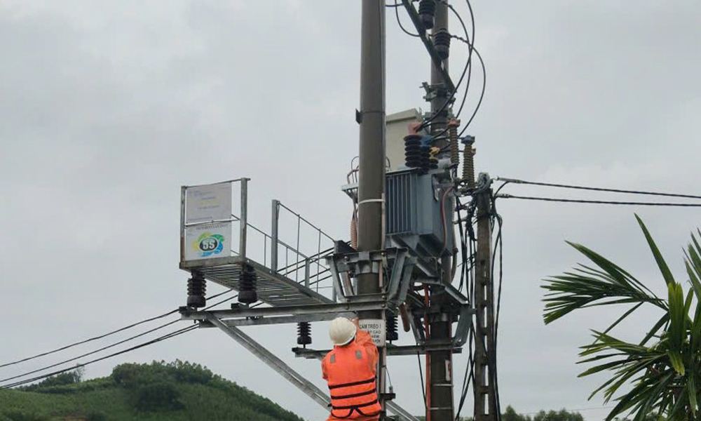 Bac Ninh 전력 회사 직원이 Yen The 구 현의 전력망을 점검하고 있습니다. 사진: Thanh Nam