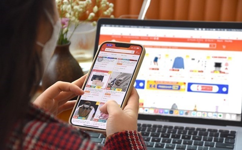 The Tax Department supports the study of appropriate incentives on tax policies to promote e-commerce. Photo: Luong Hanh