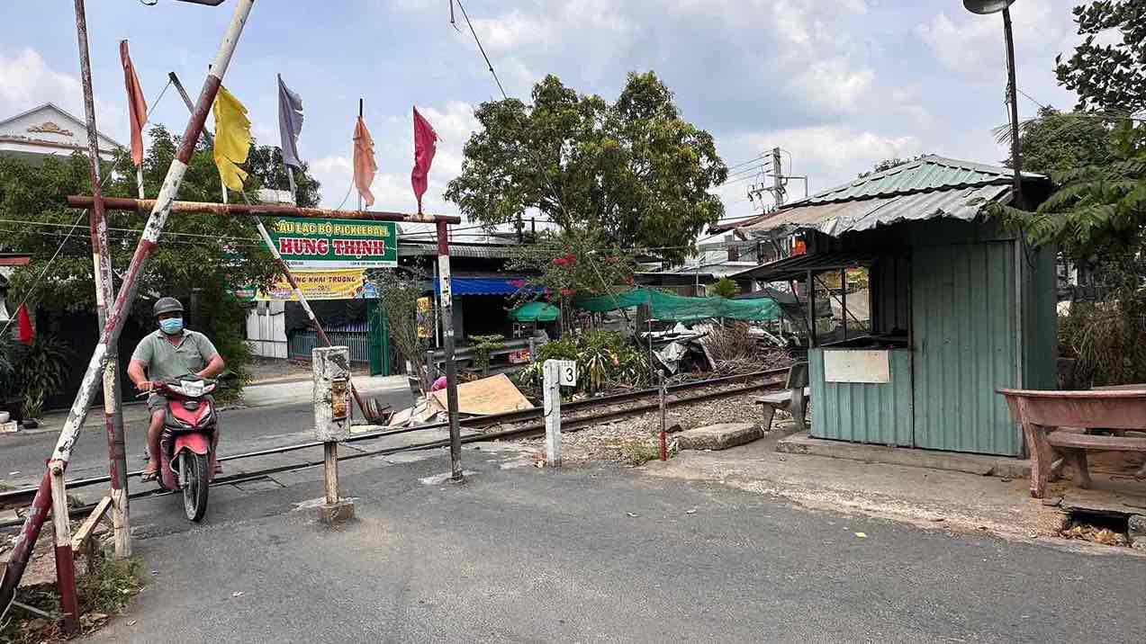 ドンナイ省の鉄道を通る自己開通道路は、鉄道交通事故の危険性を秘めています。写真:HAC