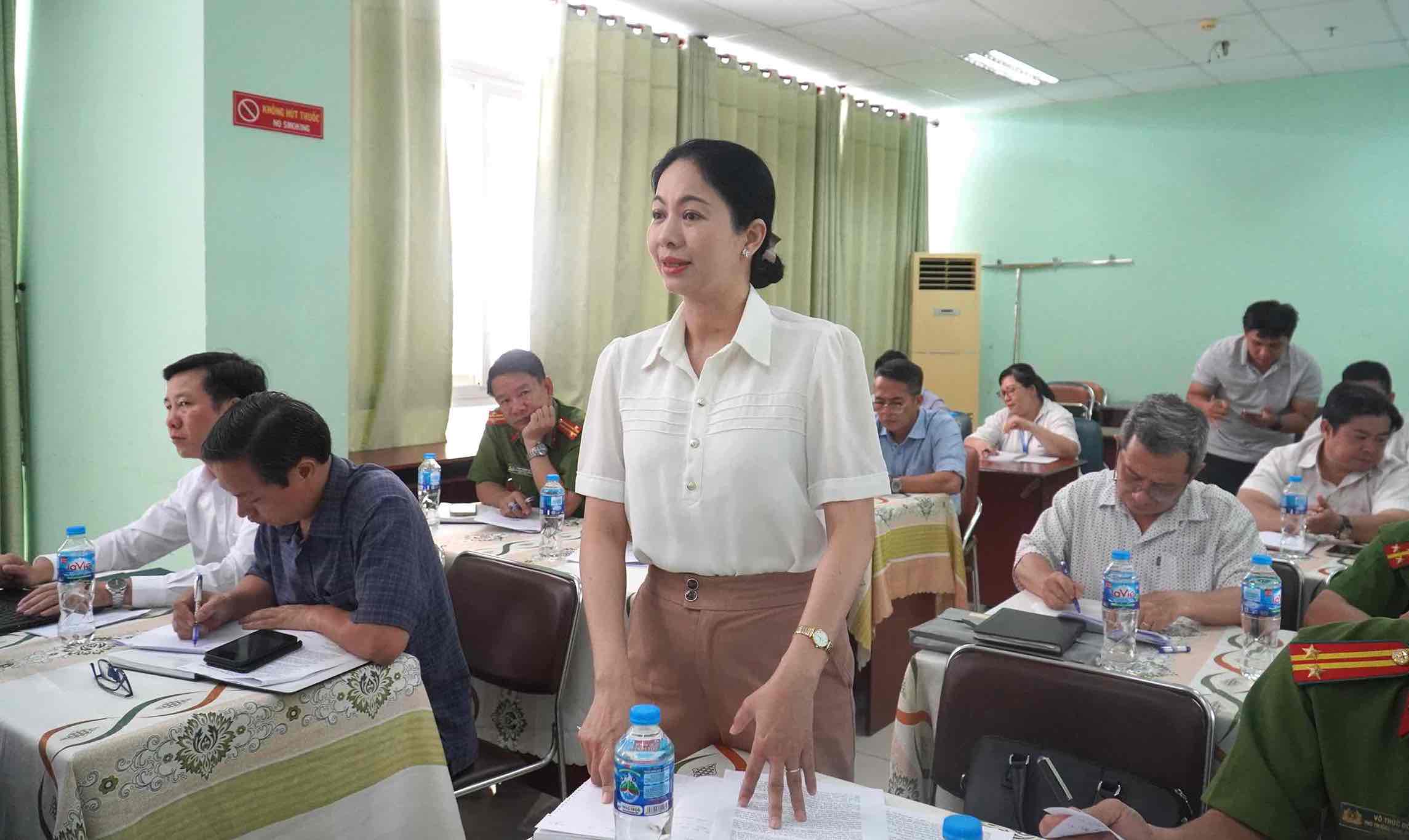 Pho Chu tich UBND phuong Tam Hiep Luu Thi Hang phat bieu tai buoi lam viec chieu 7.10. Anh: HAC