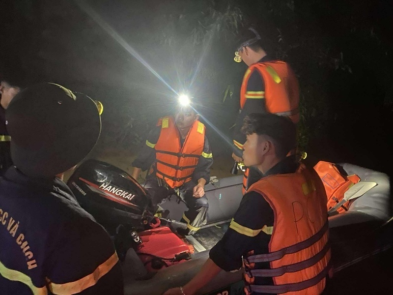 Luc luong cuu ho, cuu nan xuyen dem ung cuu nguoi dan. Anh: Cong an tinh Lang Son