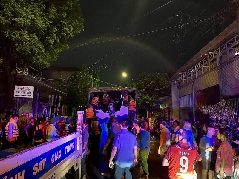 Xuong may, cano dang duoc tang cuong. Anh: Cong an tinh Lang Son