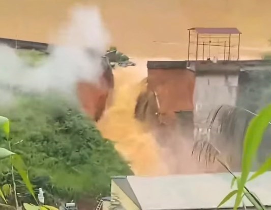 Bac Khe 1 Hydropower Plant (Lang Son) had a broken dam wall about 4-5m long and 3-4m deep. Photo: Provided by the people