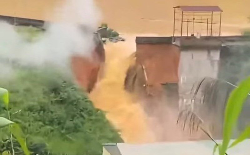 Bac Khe 1 Hydropower Plant (Lang Son) had a broken dam wall about 4-5m long and 3-4m deep. Photo: Provided by the people