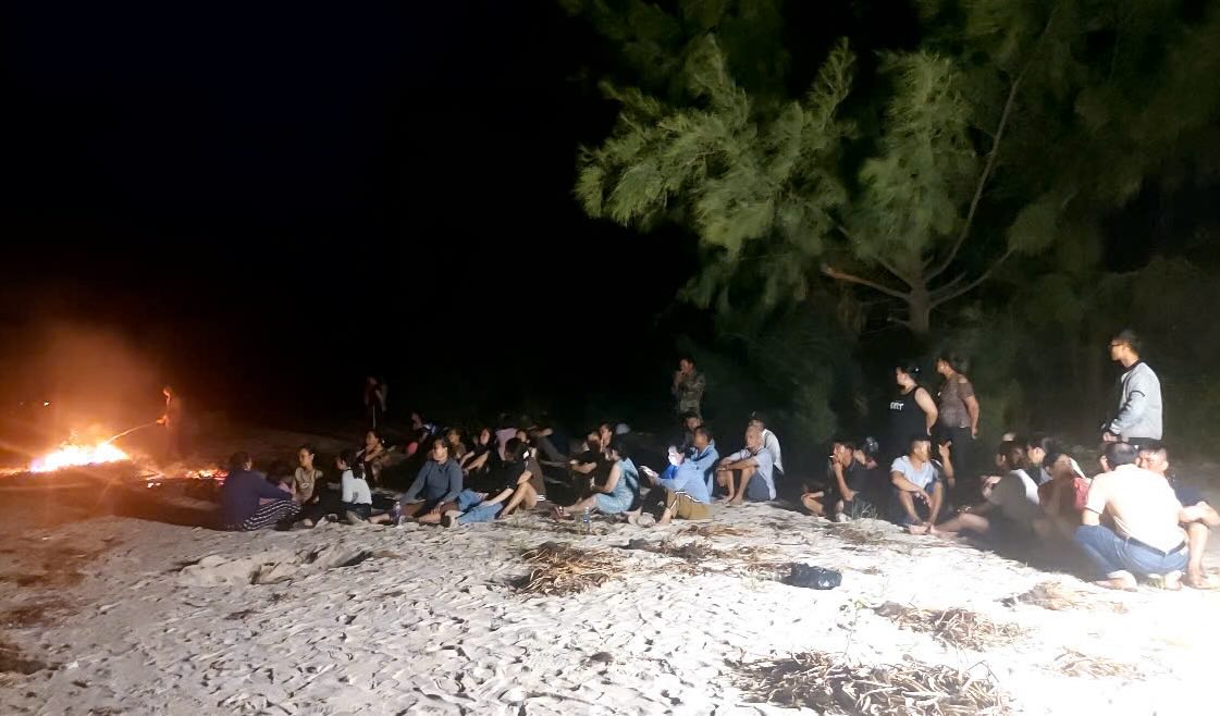 Relatives waited for news of the crew and fishing boat in distress. Photo: Quang Tam.