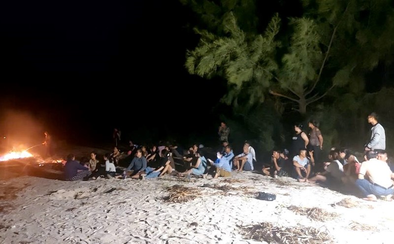Relatives waited for news of the crew and fishing boat in distress. Photo: Quang Tam.