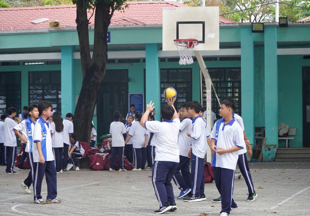 Học sinh Trường THPT Trường Chinh (TPHCM) chơi thể thao trong giờ ra chơi - trường đã thực hiện hạn chế học sinh sử dụng điện thoại trong giờ ra chơi trong năm học 2024-2025. Ảnh: Chân Phúc
