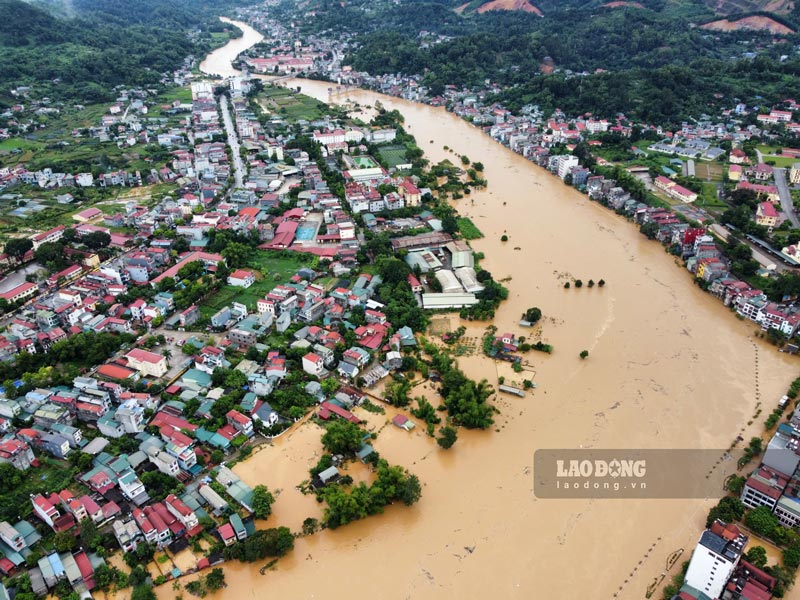 Lu bao vay co lap trung tam tinh li Cao Bang. Anh: Tan Van