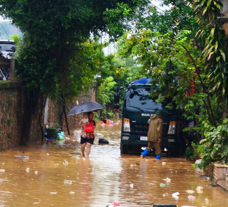 Quan dan Cao Bang cang minh chong lu. Anh: Tan Van