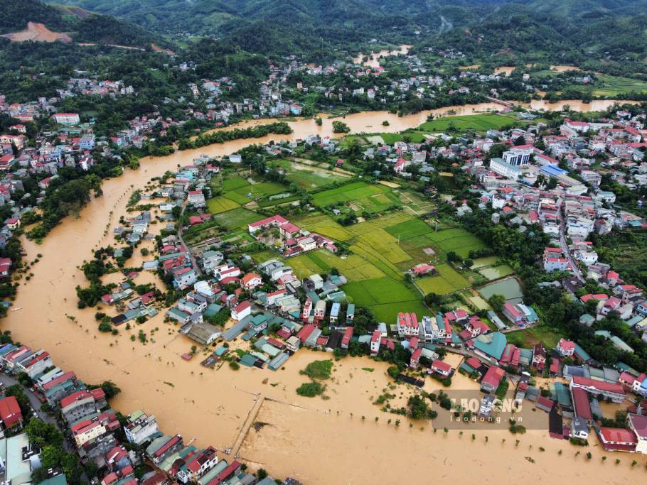 Heavy floods appear on rivers and streams exceeding alert level 3. Photo: Tan Van.