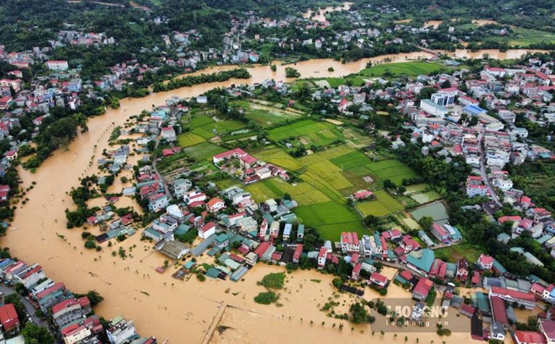 Heavy floods appear on rivers and streams exceeding alert level 3. Photo: Tan Van.