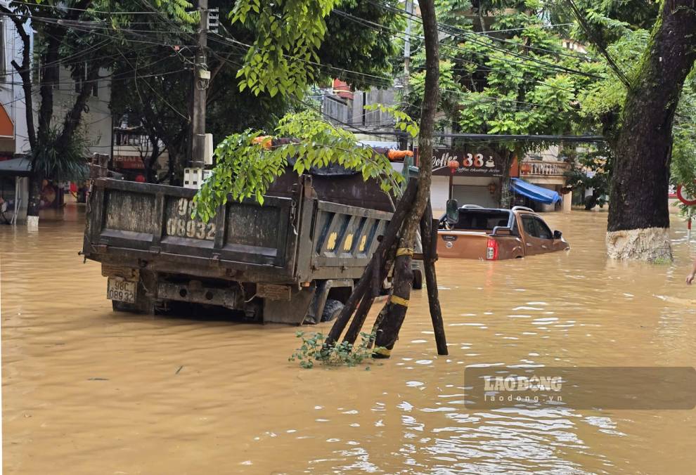 khien nhieu tuyen duong ngap sau, phuong tien di chuyen kho khan. Anh: Tan Van.