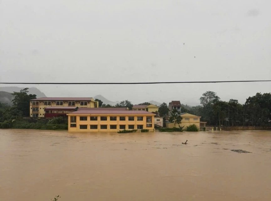 Bringing 270 students out of a boarding school that was deeply flooded due to floods in Thai Nguyen. Photo: Huy Dung.