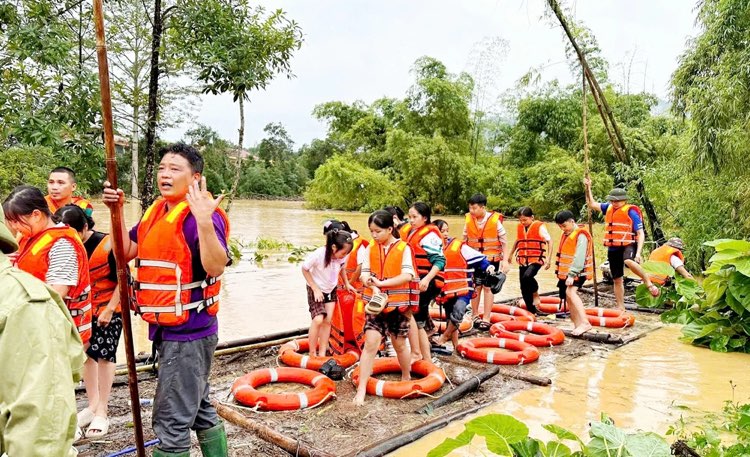 Nhieu hoc sinh duoc dua den noi an toan. Anh: Khanh Bao.