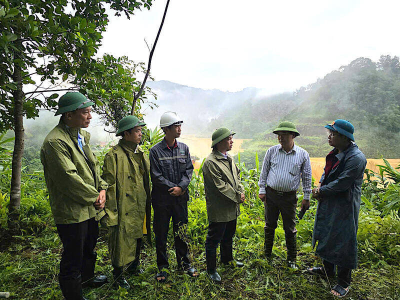 Lanh dao UBND tinh Lang Son truc tiep chi dao cong tac khac phuc tai hien truong. Anh: UBND tinh Lang Son