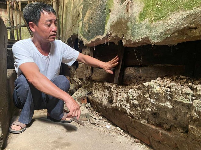 Ngoi nha ong Hoa (Vinh Hoa, Hai Phong) bi anh huong nghiem trong do hang xom lan chiem dat. Ảnh: Ngoc Trinh