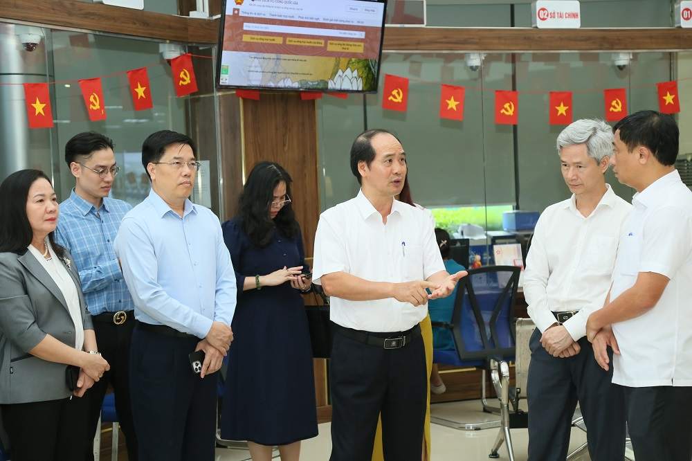 The inspection team of the Ministry of Home Affairs conducted a field survey at the Hung Yen Provincial Public Administration Service Center. Photo: Hung Yen Provincial Portal