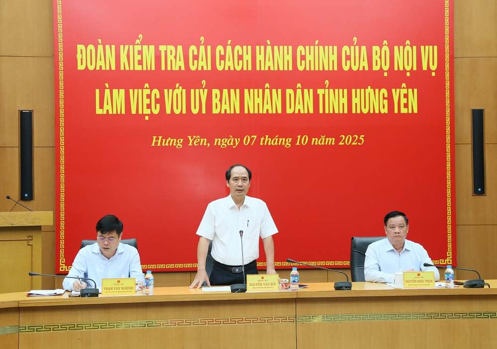 Thu truong Bo Noi vu Nguyen Van Hoi phat bieu tai buoi lam viec. 