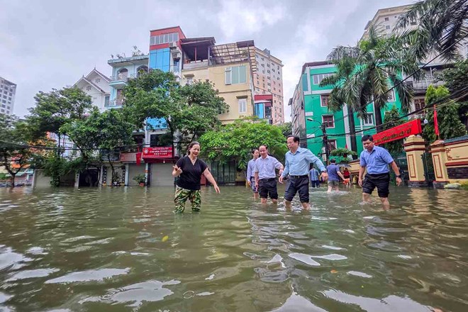 Ban Giam doc So GDDT Ha Noi kiem tra cong tac to chuc day hoc va trien khai cac phuong an ung pho voi tinh trang ngap lut do anh huong cua hoan luu bao so 11. Anh: Huy Thanh 