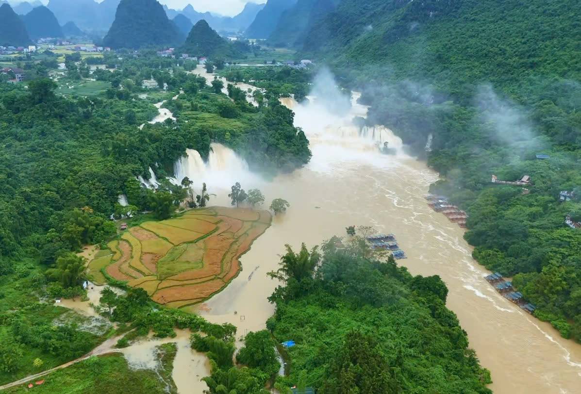The circulation of storms No. 10 and 11 caused consecutive rain, causing the water level on Ban Gioc waterfall to rise, causing water to flow rapidly. Photo: Ngoc Tan