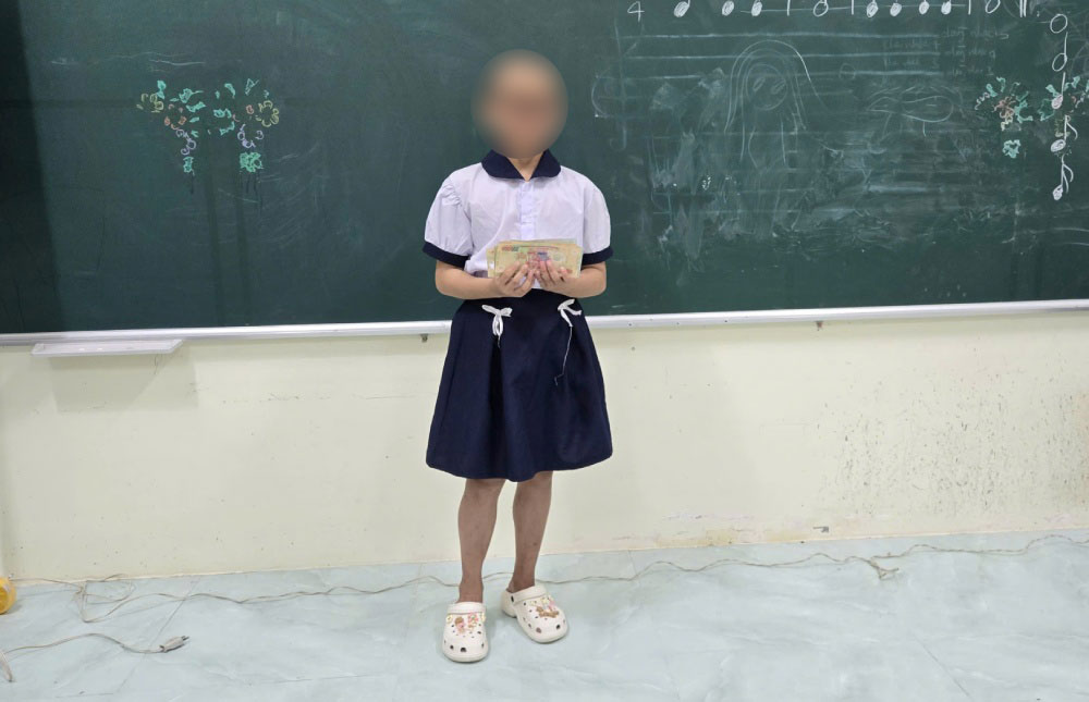 9-year-old girl Thi Khanh Bang received support money from readers of Lao Dong Newspaper. Photo: Xuan Nhi