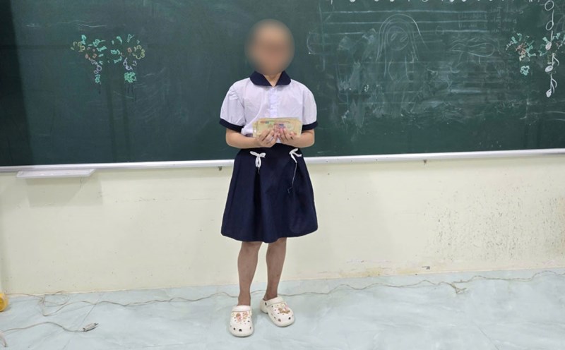 9-year-old girl Thi Khanh Bang received support money from readers of Lao Dong Newspaper. Photo: Xuan Nhi