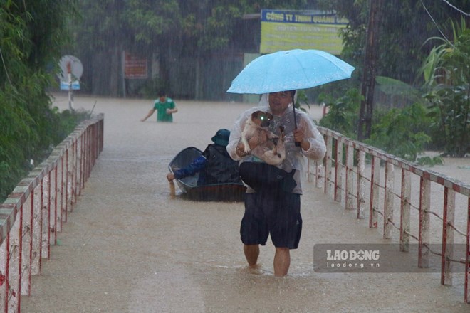 Nhieu tuyen pho tai Thai Nguyen ngap sau. Du bao thoi tiet ngay mai 8.10 Bac Bo va Thanh Hoa giam mua nhung lu tren cac song tiep tuc dang cao. Anh: Viet Bac