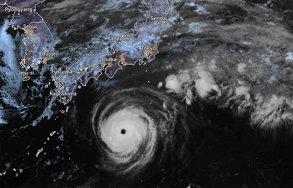 Los ojos de la tormenta Ha Long estan claramente visibles en el mar frente a Japon. Foto: JMA