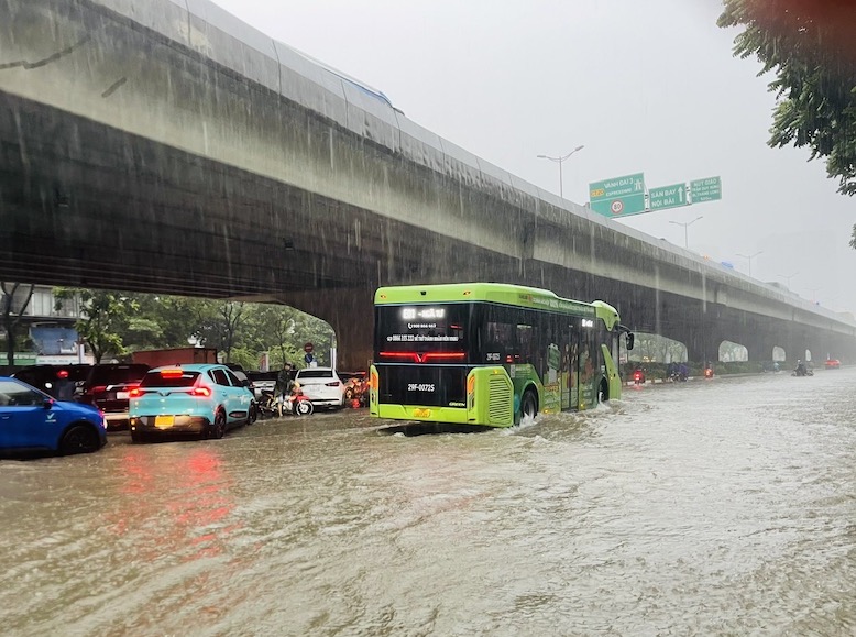It is forecasted that on the night of October 7 and the morning of October 8, Hanoi will continue to have heavy rain, with the risk of deep flooding in the area. Photo: Bich Ha