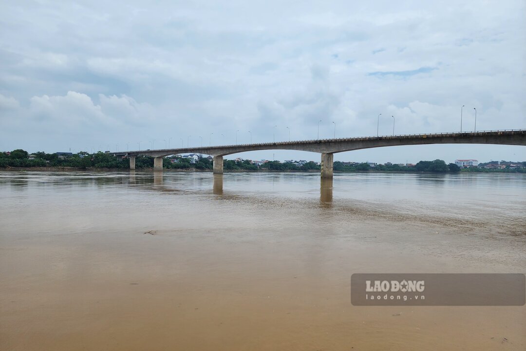 Dong song menh mong nuoc tai khu vuc cau Ngoc Thap trua 8.10. Anh: To Cong.