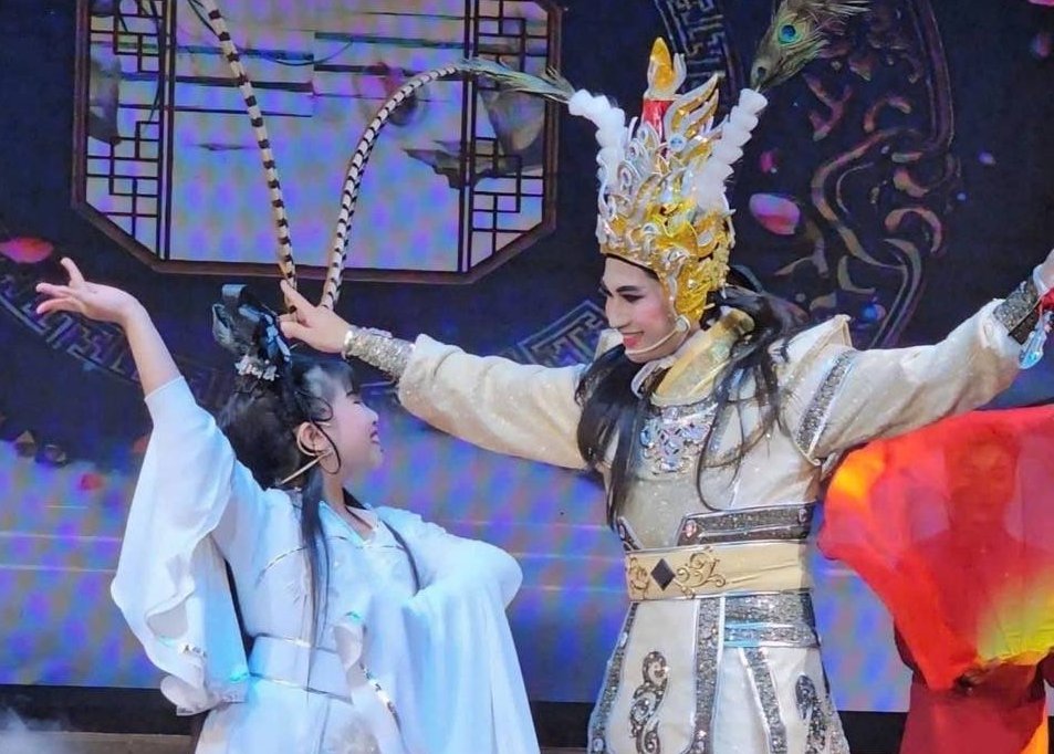 Con trai nuôi Ngọc Cương và con gái ruột Bình Tinh trình diễn. Ảnh: Nghệ sĩ cung cấp.