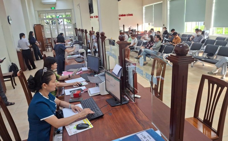 Arrange a sufficient number of civil servants, ensuring effective implementation of tasks in the fields of planning, land, construction, housing, and real estate. Photo: Ta Quang