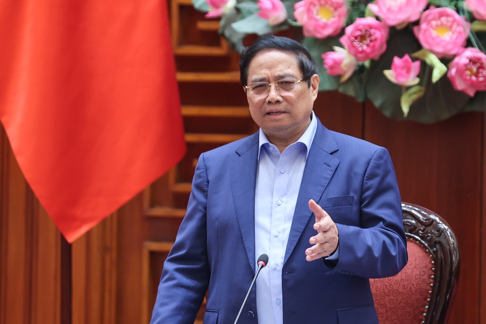 Politburo member and Prime Minister Pham Minh Chinh directed the immediate implementation of many urgent solutions to overcome the consequences of storms and floods. Photo: Nhat Bac
