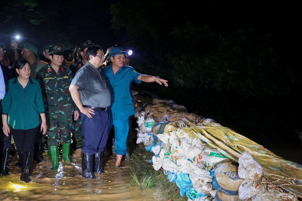 Prime Minister Pham Minh Chinh inspected the response to floods in Trung Gia and Da Phuc communes, Hanoi city - areas that are deeply flooded due to rising floodwaters on rivers. Photo: VGP/Nhat Bac
