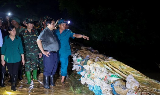 Thủ tướng Chính phủ Phạm Minh Chính kiểm tra công tác ứng phó với mưa lũ tại các xã Trung Giã, Đa Phúc, thành phố Hà Nội - những nơi đang bị ngập lụt sâu do nước lũ trên các sông dâng cao. Ảnh: VGP/Nhật Bắc