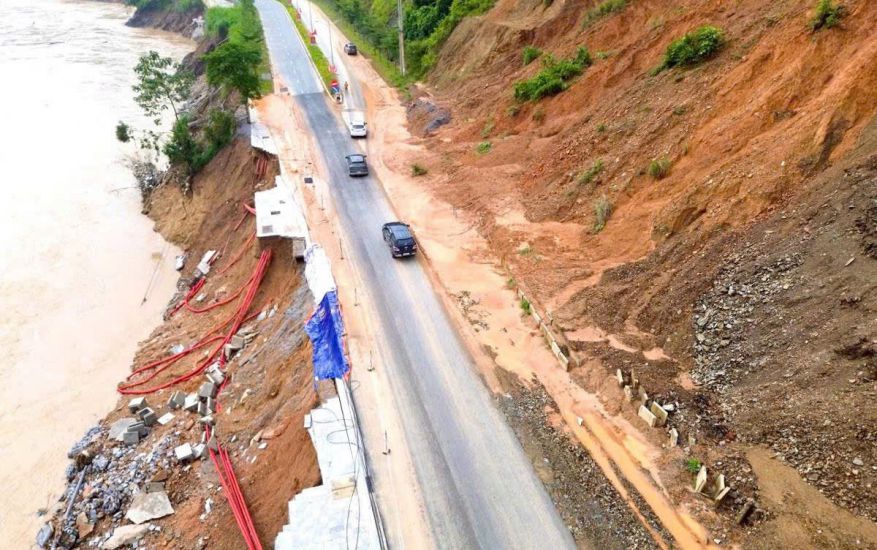 More than 300m of National Highway 2 through Tuyen Quang province was seriously eroded. Photo: Huy Toan