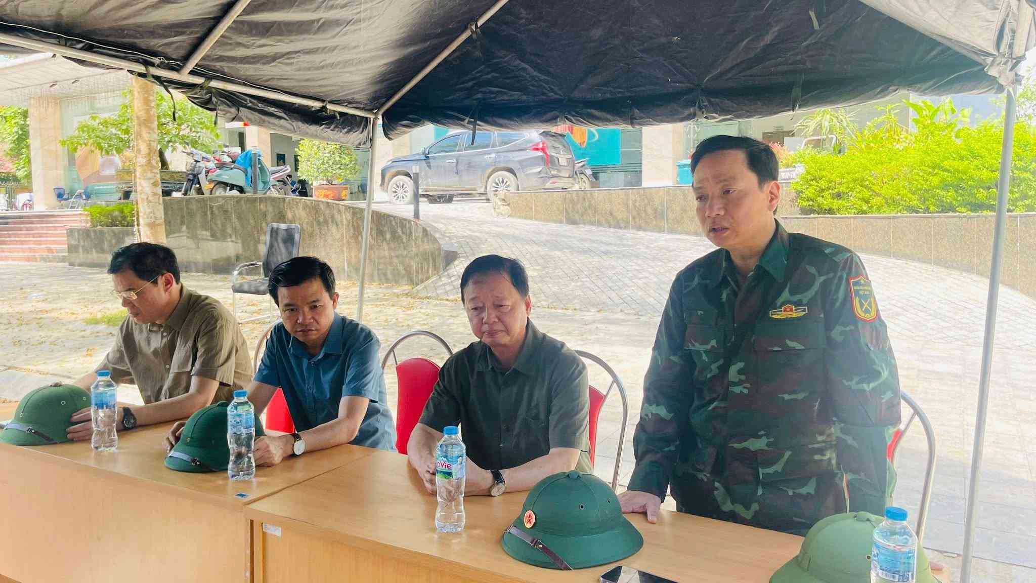 Pho Thu tuong nghe bao cao tu lanh dao tinh Cao Bang. Anh: UBND phuong Thuc Phan.