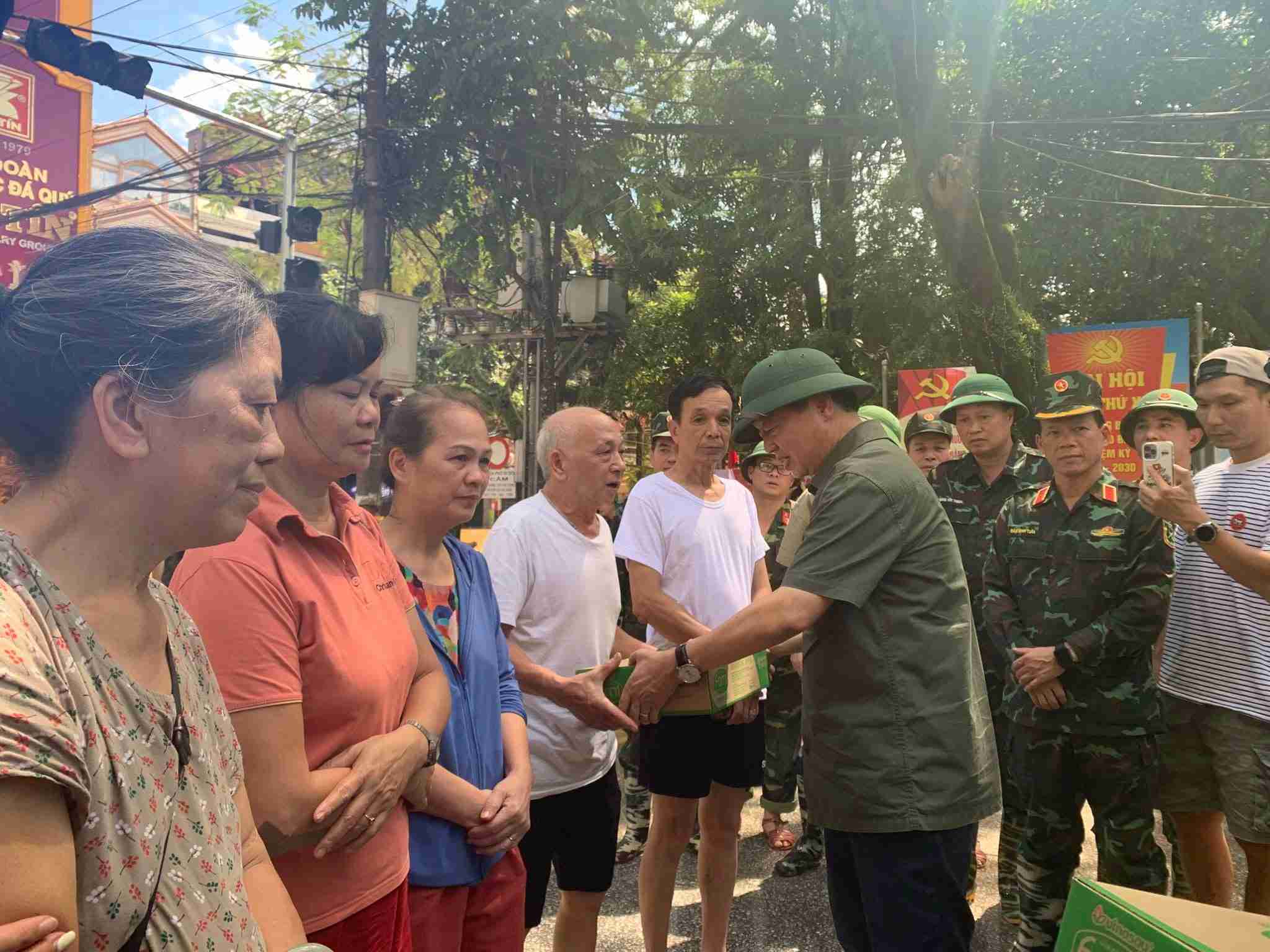 Pho Thu tuong Tran Hong Ha tang qua, dong vien nhan dan. Anh: UBND phuong Thuc Phan